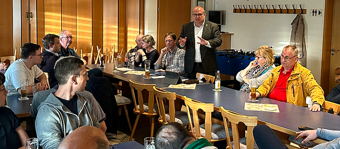 CDU-Bürgergespräch im Sportheim Leusel: Bürgermeister Stephan Paule (stehend) berichtet aus aktuellen Themen der Stadtpolitik.