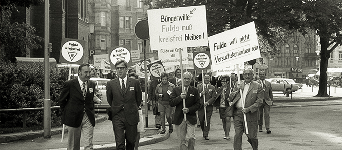 Fuldaer Bürger, an der Spitze OB Wolfgang Hamberger, demonstrierten 1972 in Wiesbaden gegen den Verlust der Kreisfreiheit ihrer Stadt. / Fotos: Hubert Weber/Stadtarchiv Fulda