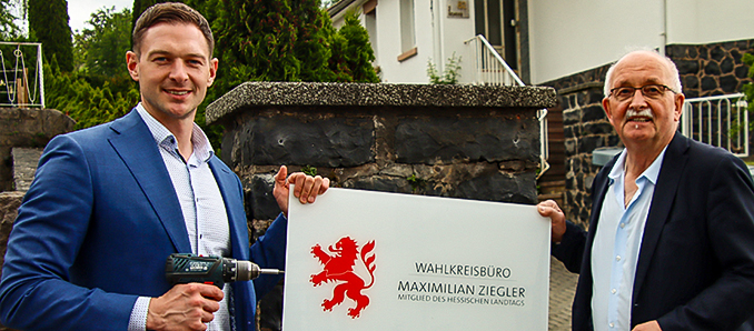 Der Landtagsabgeordnete Maximilian Ziegler (links) eröffnet mit Ehrengast Udo Bullmann MdEP sein Wahlkreisbüro in Lauterbach. Foto: Steffen Eckel
