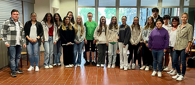 17 Schülerinnen und Schüler der Gesamtschule Obersberg, die am Freiwilligen Sozialen Schuljahr Hessen (FSSJH) teilnahmen, trafen sich mit den Projektkoordinatoren der Schule und des Landkreises.