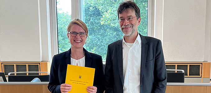 Frau Dr. Bettina Stade mit dem Präsidenten des Landgerichts Fulda Dr. Jochen Müller.