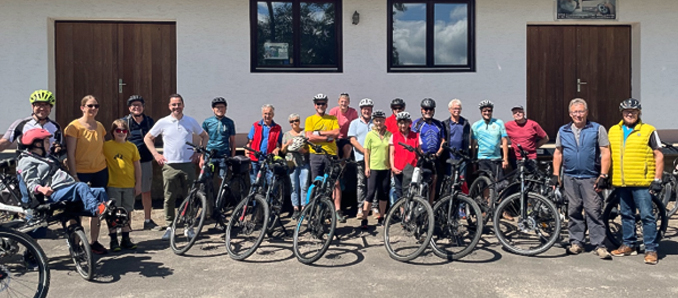Die Teilnehmerinnen und Teilnehmer an der Abschluss-Radtour von Hainzell bis nach Lütterz – immer entlang der Lüder; Bürgermeister Florian Fritzsch (6. v. l.). Foto: privat