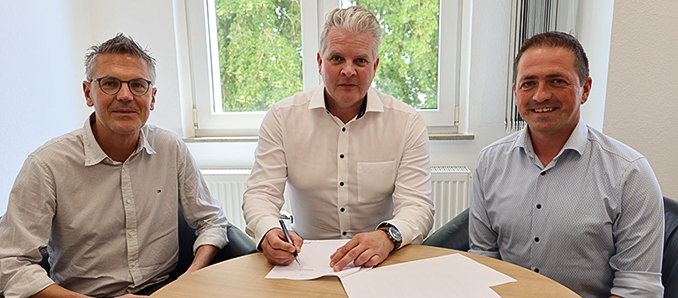 VIA-Aufsichtsratsvorsitzender Dirk Noll, Geschäftsführer Markus Battenberg und Aufsichtsratsmitglied Timo Heusner (von links) freuen sich über die Vertragsverlängerung. Foto: privat